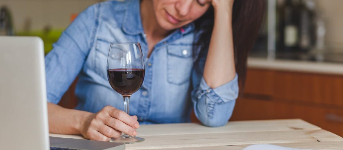Alcoolisme : que signifie être dépendant à l'alcool ?