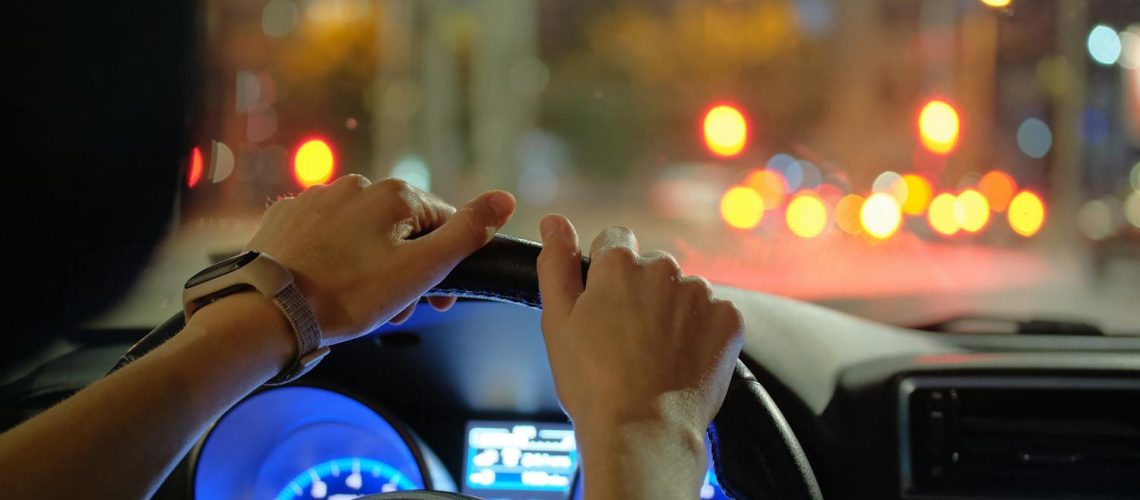 Peur de conduire la nuit : causes, symptômes et traitements